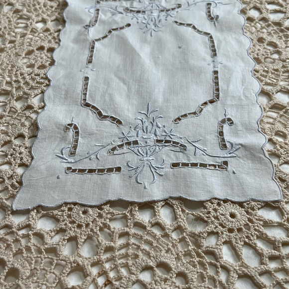 Vintage Set of 3 Piece Set of The Prettiest Doily & 2 Battenburg Runners - Picture 5 of 16